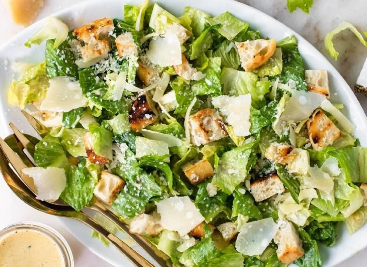How-Many-Calories-in-Caesar-Salad-with-Chicken