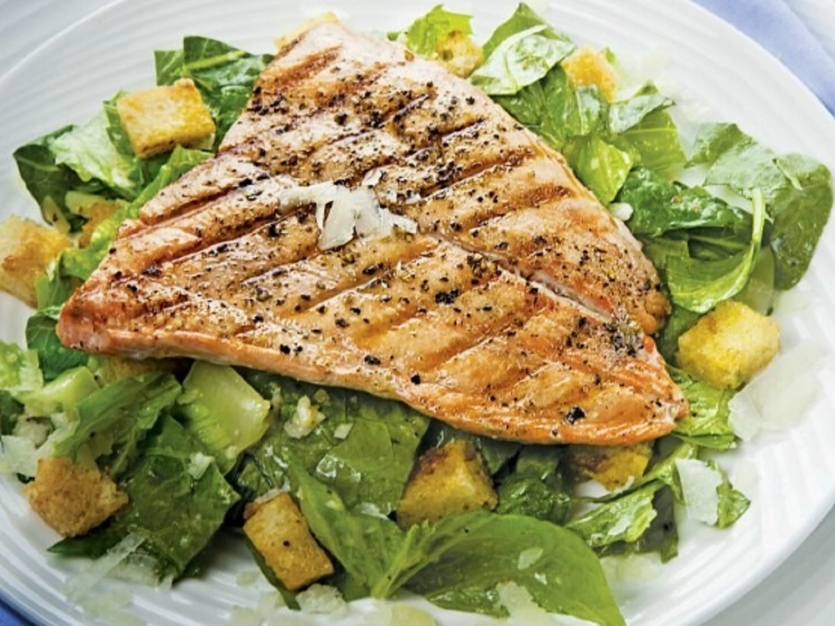 How Many Calories in a Caesar Salad with Salmon