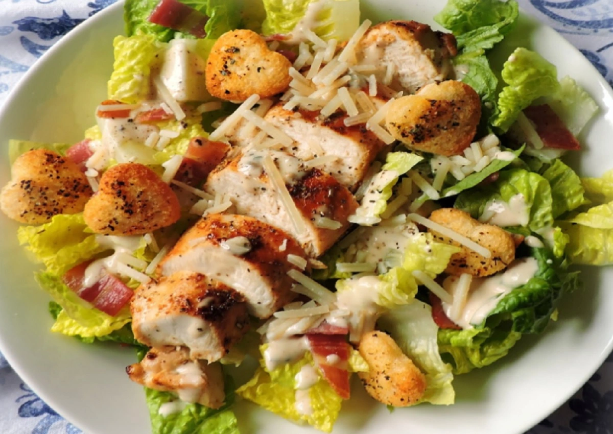 How-Many-Calories-in-a-Chicken-Caesar-Salad