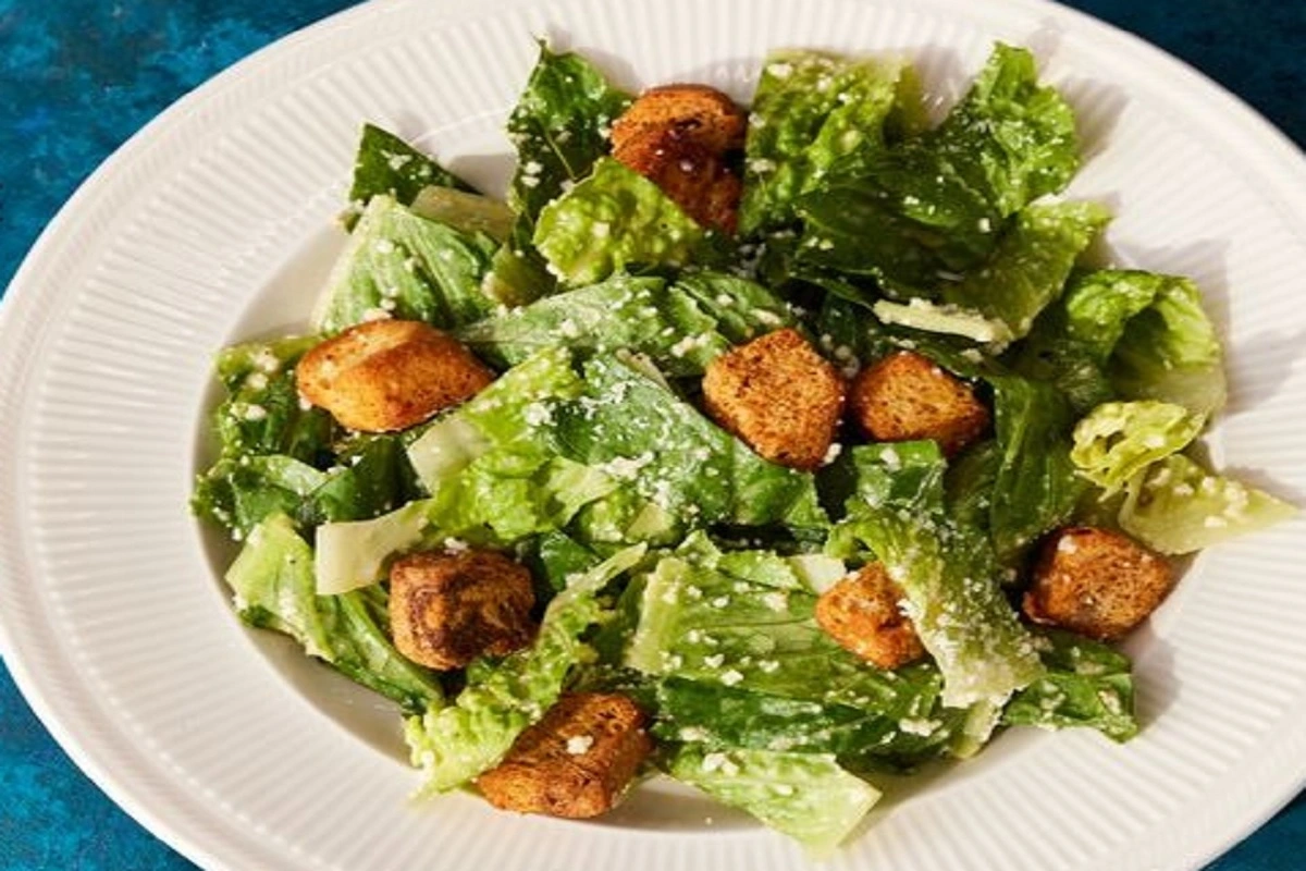 What-to-Eat-with-Caesar-Salad